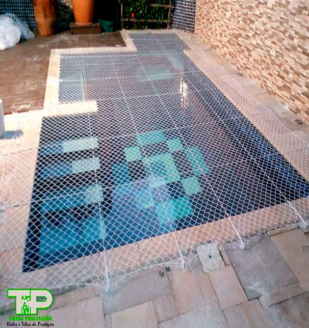 rede-de-protecao-para-piscina-instalada-na-cidade-de-praia-grande-sao-paulo
